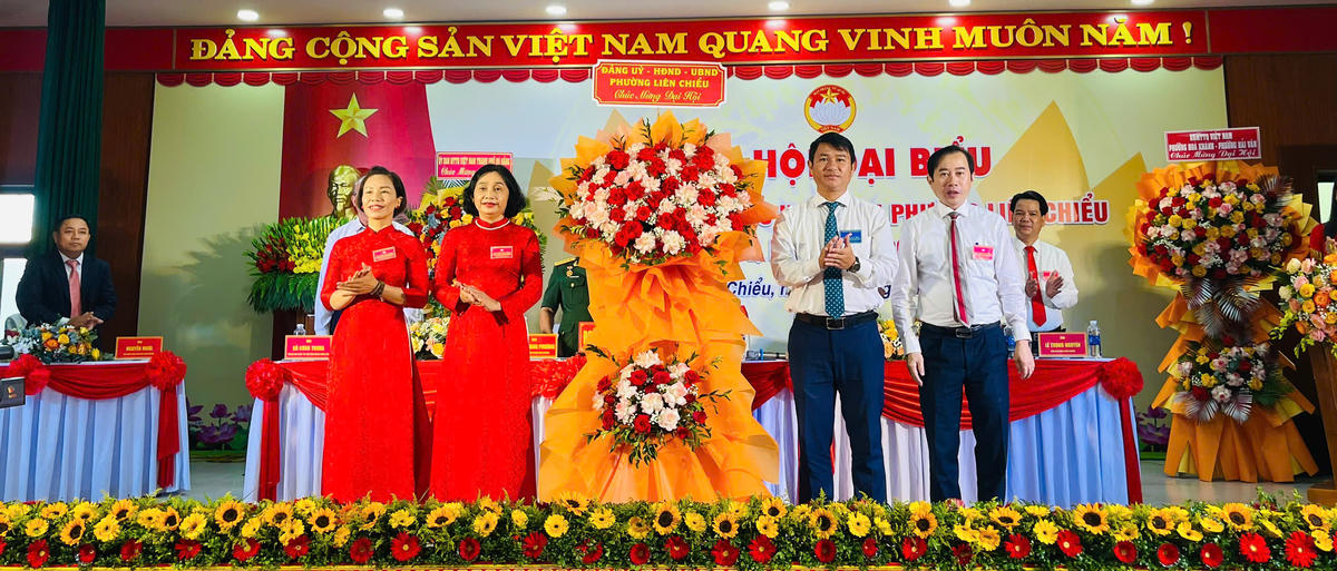 Ông Nguyễn Đình Khánh Vân, Bí thư Đảng ủy phường; ông Đặng Ngọc Nhân, Phó Bí thư Thường trực Đảng ủy phường Liên Chiểu tặng hoa chúc mừng đại hội. Ảnh: Phạm Bình.