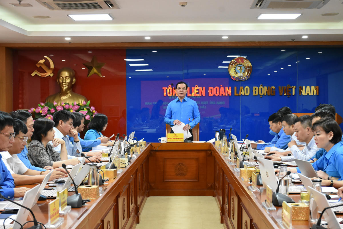 Ông Nguyễn Đình Khang, Phó Chủ tịch UBTƯ MTTQ Việt Nam, Chủ tịch Tổng Liên đoàn lao động Việt Nam phát biểu tại hội nghị. Ảnh: N. P