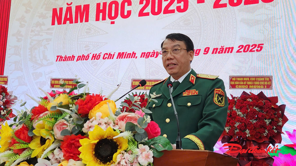 Thiếu tướng Vũ Văn Cường - Phó Chính ủy Tổng cục Hậu cần Kỹ Thuật phát biểu chỉ đạo tại Lễ khai giảng năm học mới. Ảnh: Hồng Phúc.