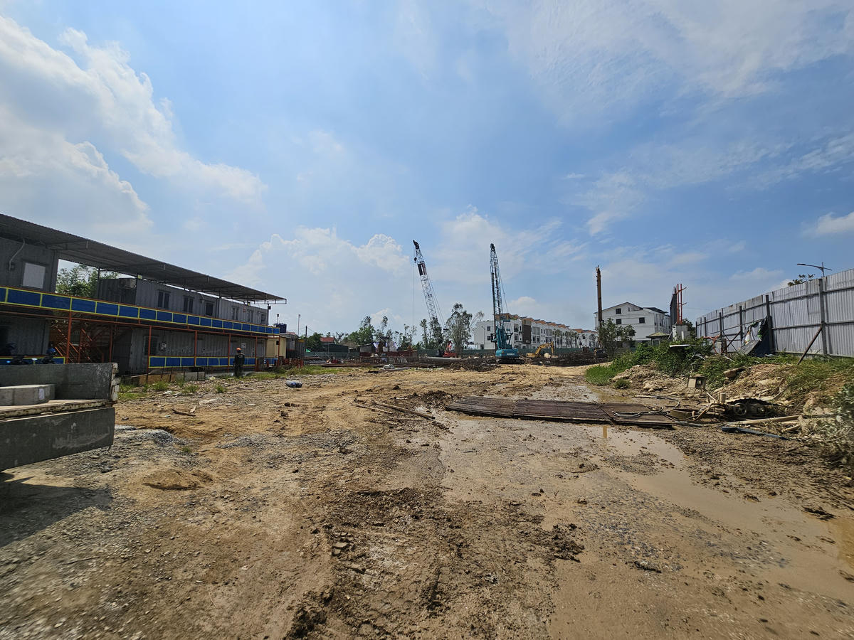 Được rao bán rầm rộ thời gian gần đây, theo một số người tự giới thiệu là nhân viên các sàn bất động sản phân phối căn hộ chung cư dự án Vinh Heritage (Heritage Collection), toà S (tại lô đất CT-C) với 246 căn hộ đã được bán hết, nhưng đến nay, công trình chưa đào móng. Ảnh: Quốc Thanh.