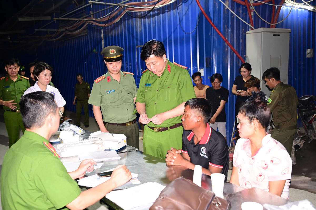 Đại tá Bùi Trung Thành, Phó Giám đốc Công an TP Hải Phòng trực tiếp kiểm tra tại khu nhà ở công nhân. Ảnh: CTV. 