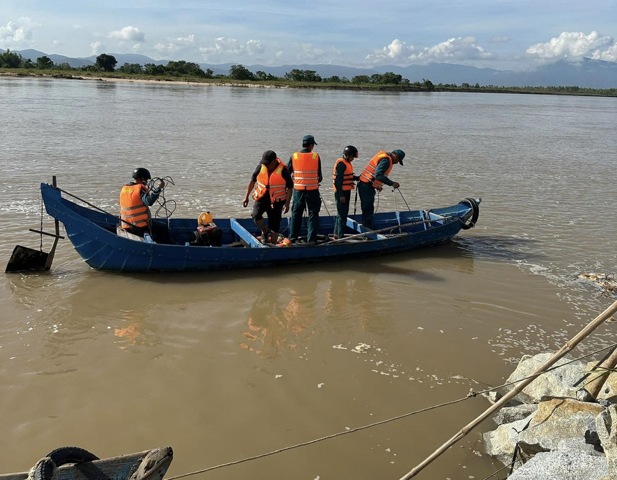 Các lực lượng đang tìm kiếm nạn nhân. Ảnh Đ.S.