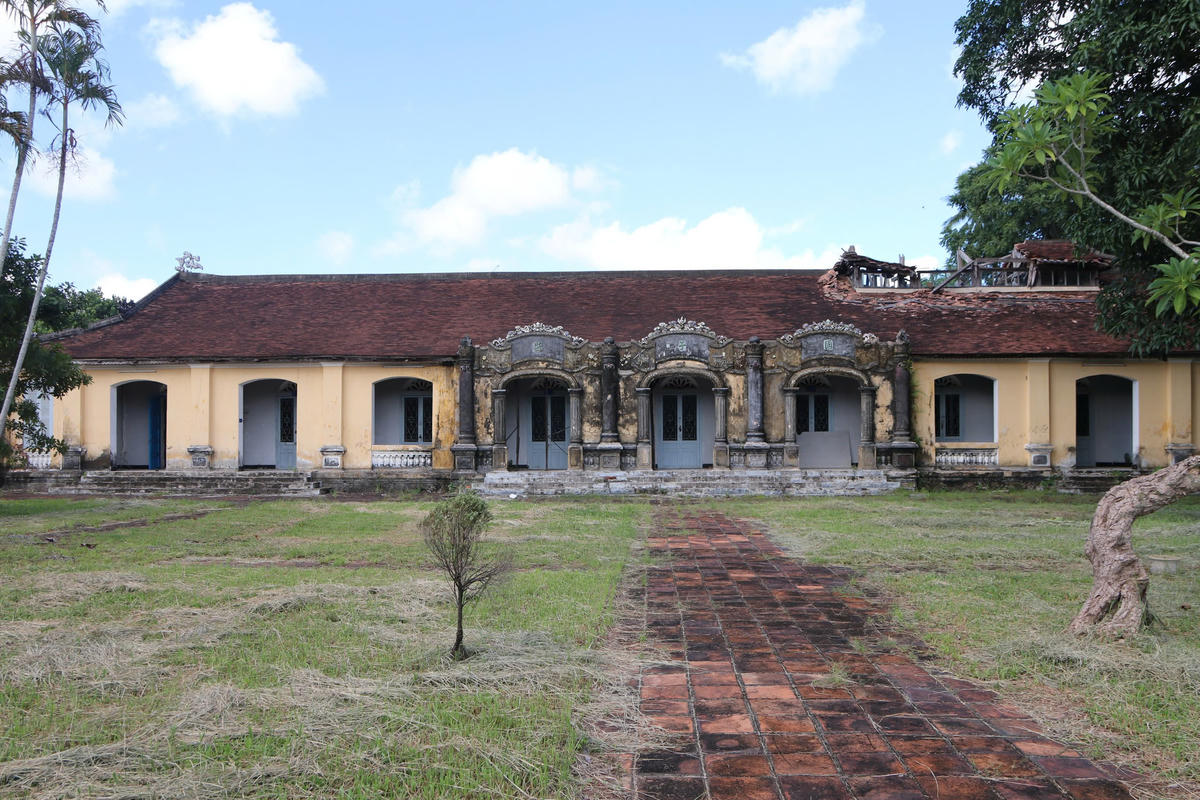 Ông Hoàng Việt Trung cho biết, sau khi trùng tu và đưa vào sử dụng, di tích Quốc Tử Giám và Điện Long An sẽ thành một khối thống nhất, góp phần hoàn thiện tổng thể Di tích Cố Đô Huế. Nơi đây sẽ trở thành điểm tổ chức các buổi lễ trao bằng, nhận giải thưởng, hội thảo khoa học, trao học bổng, khen thưởng... Là nơi phù hợp để tổ chức các hoạt động văn hóa như lễ hội sách, lễ hội sáng tác thơ văn, điêu khắc, hội họa. Đồng thời là điểm đến tham quan hấp dẫn cho du khách khi đến Huế nói chung và tham quan về Bảo tàng Khoa bảng nói riêng. Ảnh: N.Q.
