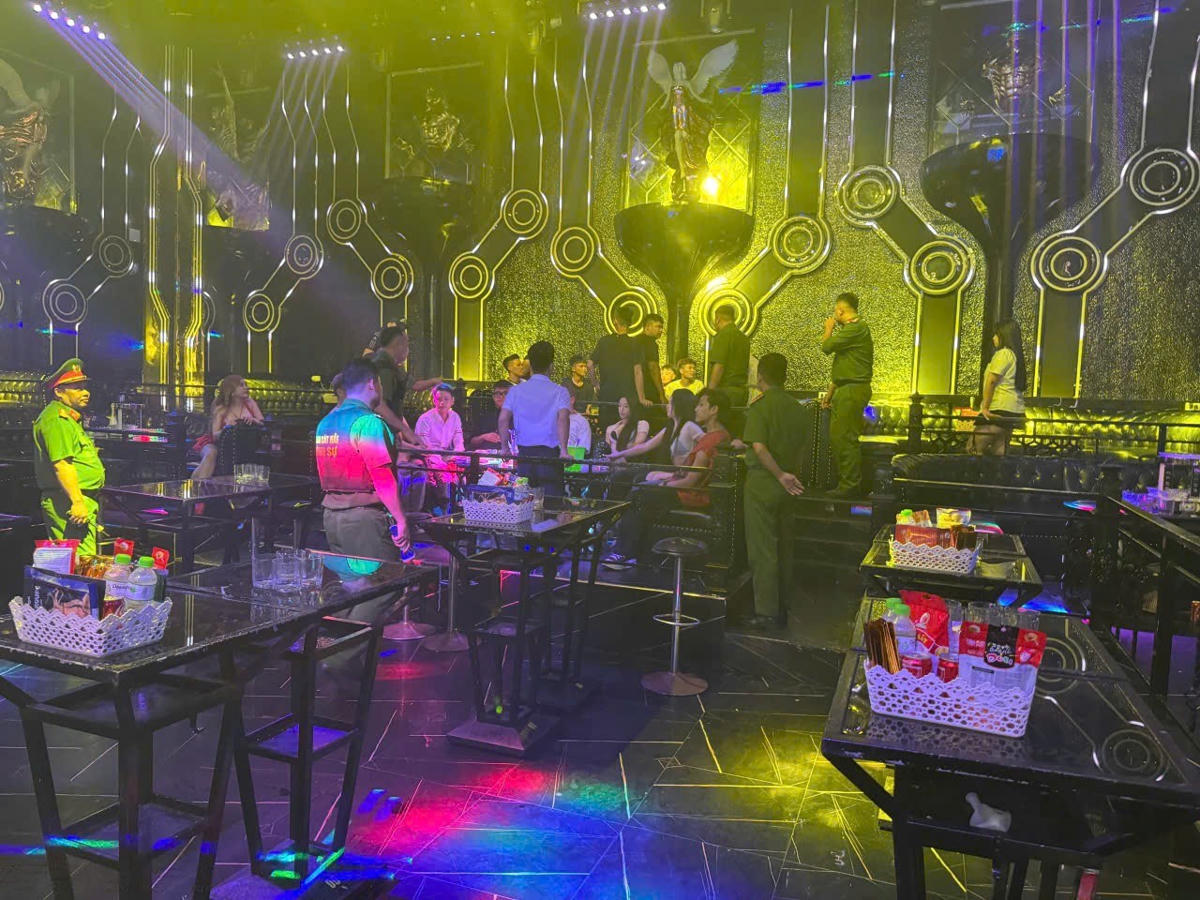 Công an đặc khu Cát Hải tiến hành kiểm tra các cơ sở kinh doanh dịch vụ "nhạy cảm". Ảnh: CTV. 