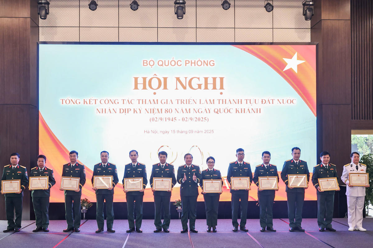 Thượng tướng Trương Thiên Tô trao thưởng cho các tập thể, cá nhân có thành tích xuất sắc trong công tác phục vụ Triển lãm Thành tựu Đất nước. Ảnh: Quang Vinh.