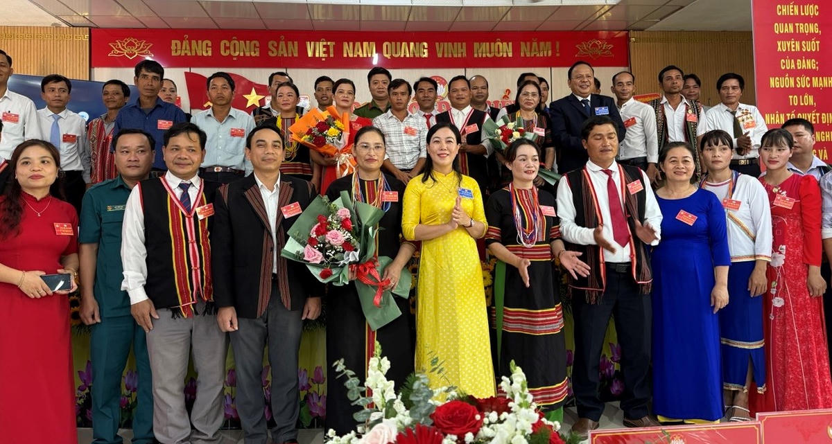 Bà Nguyễn Thị Thanh Phương (áo vàng) tặng hoa chúc mừng Đại hội Mặt trận xã Trà Giáp lần thứ I, nhiệm kỳ 2025-2030. Ảnh: Nguyễn Tín.