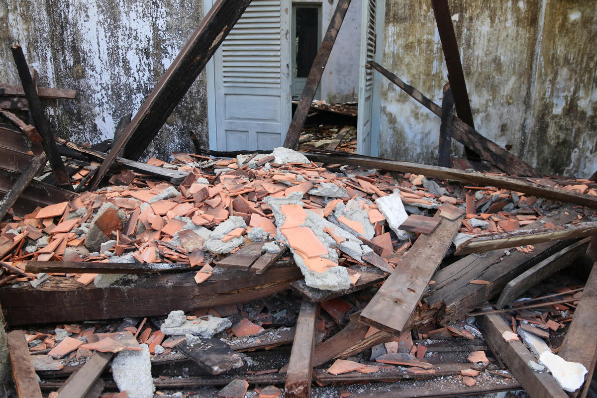 Sau nhiều năm tồn tại, hiện di tích này xuất hiện tình trạng xuống cấp. Đặc biệt, năm 2022, tại dãy trưng bày hiện vật của Bảo tàng Lịch sử Thừa Thiên Huế xảy ra hỏa hoạn. Vụ cháy làm sập khoảng 1/4 mái nhà của dãy trưng bày. Ảnh: N.Q.