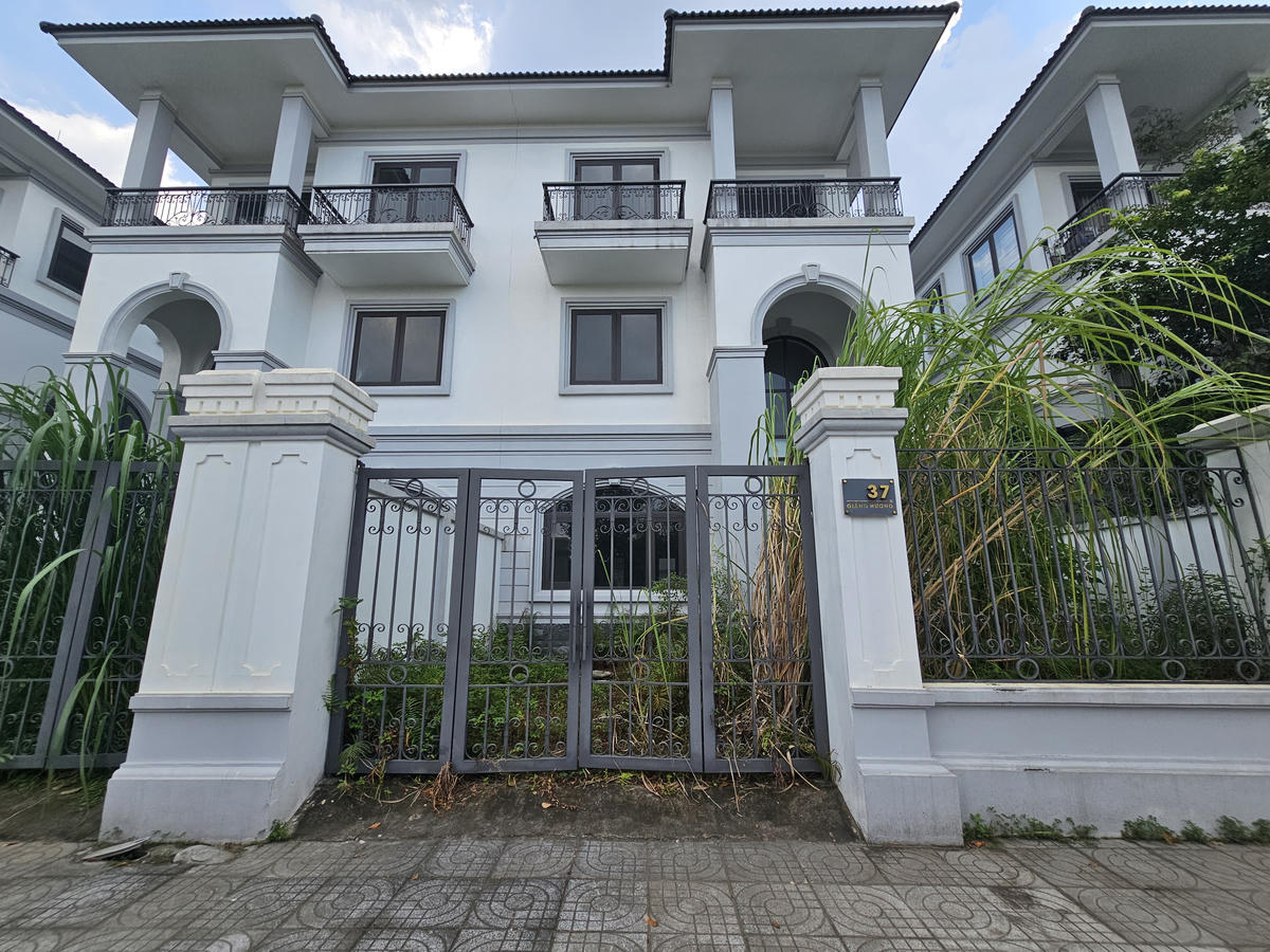 Trong khi đó, hàng loạt căn của khu thấp tầng dự án Vinh Heritage xây dựng xong nhưng hiện chưa có người dọn đến ở. Ảnh: Quốc Thanh.