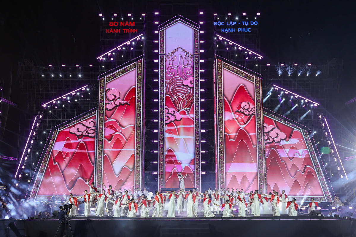 Một tiết mục văn nghệ tại lễ bế mạc. Ảnh Quang Vinh.