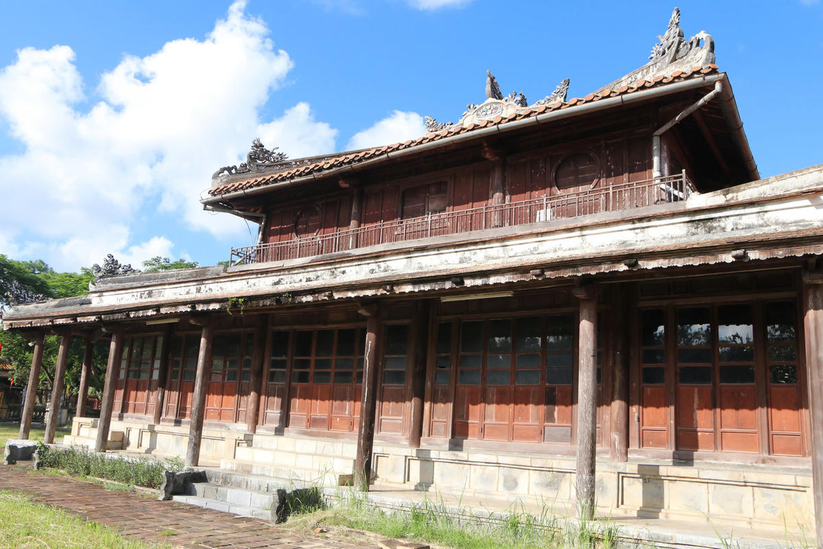 Theo Trung tâm Bảo tồn Di tích Cố đô Huế, sau khi thống nhất đất nước, vua Gia Long đã quyết định xây dựng kinh đô tại Huế. Tháng 8 năm 1803, một trường học mang tính quốc gia đã được thành lập tại đây với tên gọi là Đốc Học Đường (hay Quốc Học Đường), địa chỉ tại đường Văn Thánh nay là Văn Võ Miếu. Ảnh: N.Q.