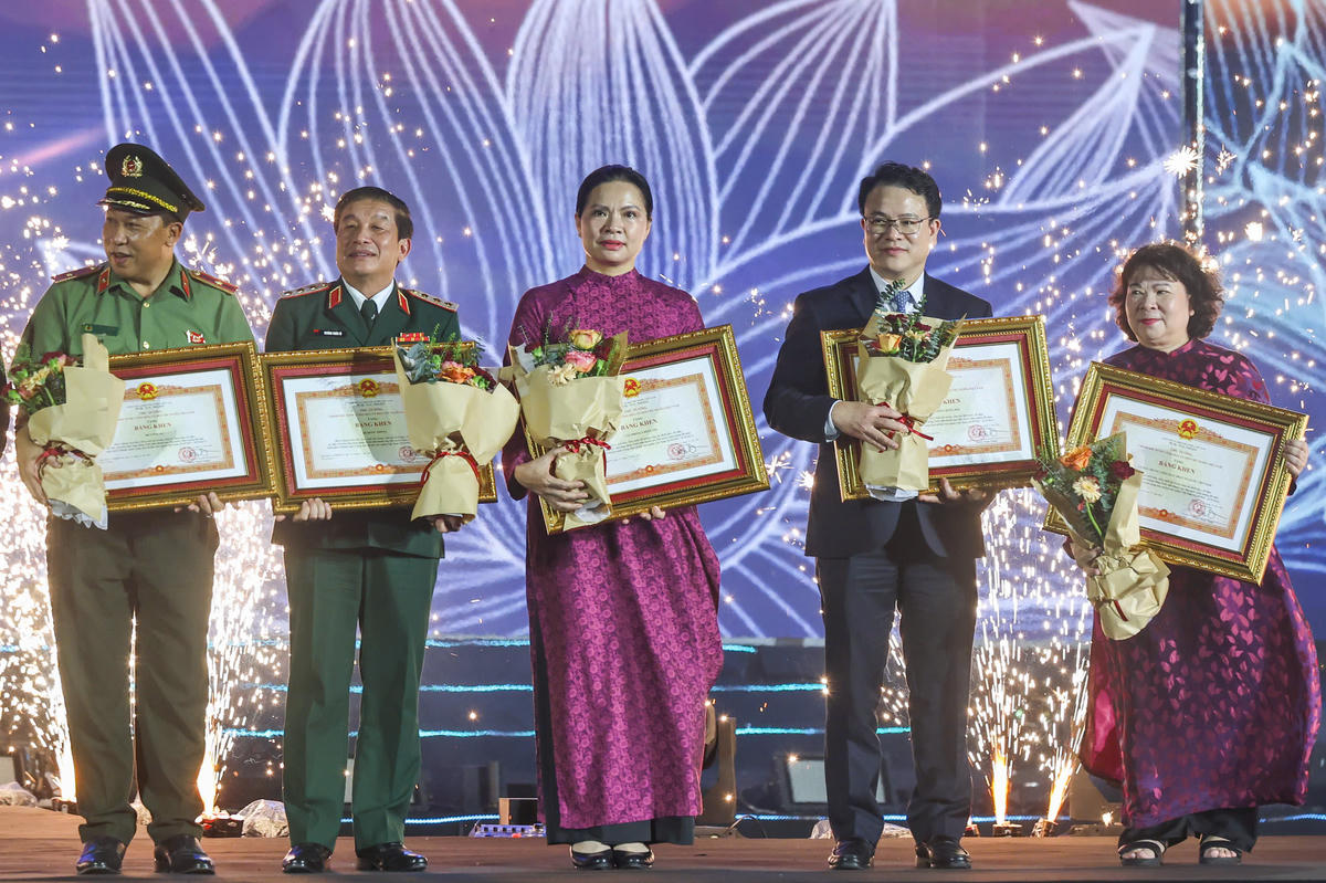 Phó Chủ tịch UBTW MTTQ Việt Nam Hà Thị Nga- đại diện cho UBTW MTTQ Việt Nam nhận Bằng khen của Thủ tướng Chính phủ. Ảnh: Quang Vinh.