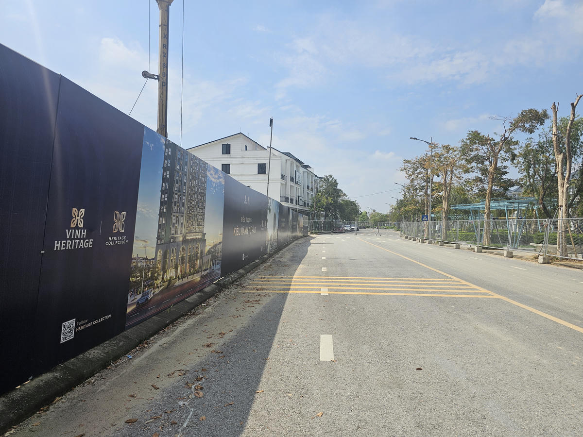 Pano quảng cáo - hàng rào dự án của chung cư cao tầng Heritage Collection. Ảnh: Quốc Thanh.