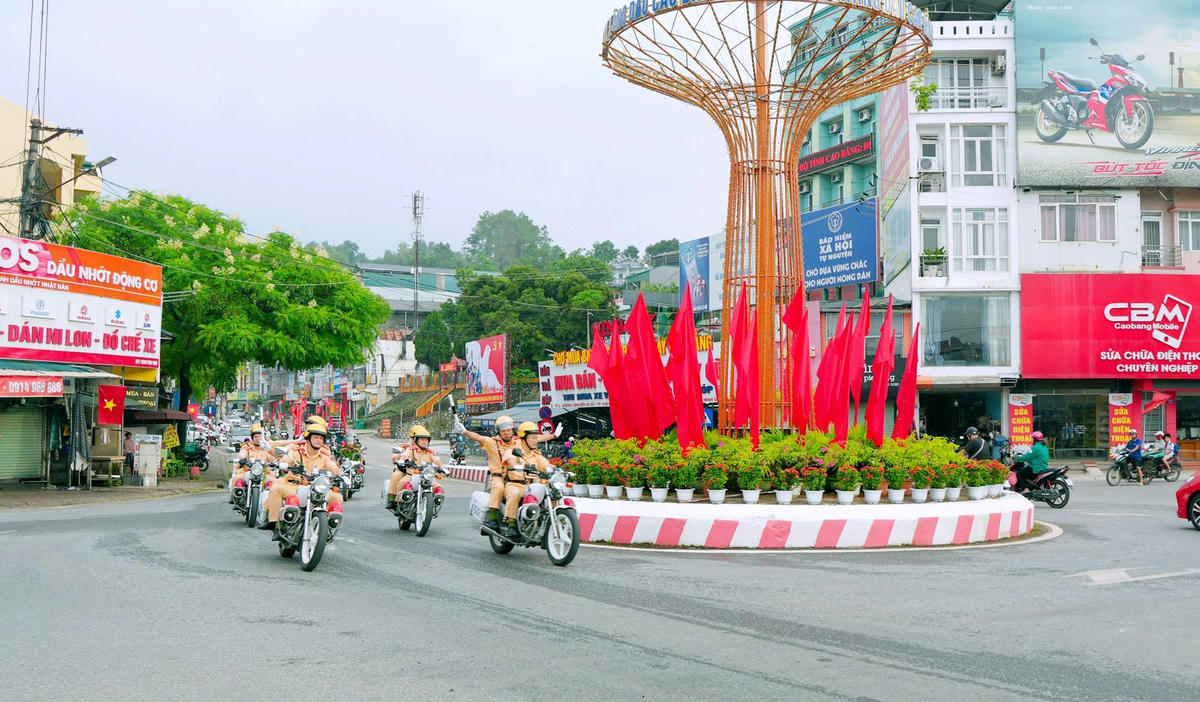 Các lực lượng phối hợp diễu hành, biểu dương lực lượng qua các tuyến địa bàn trọng điểm tại trung tâm tỉnh Cao Bằng. Ảnh: CAT Cao Bằng.