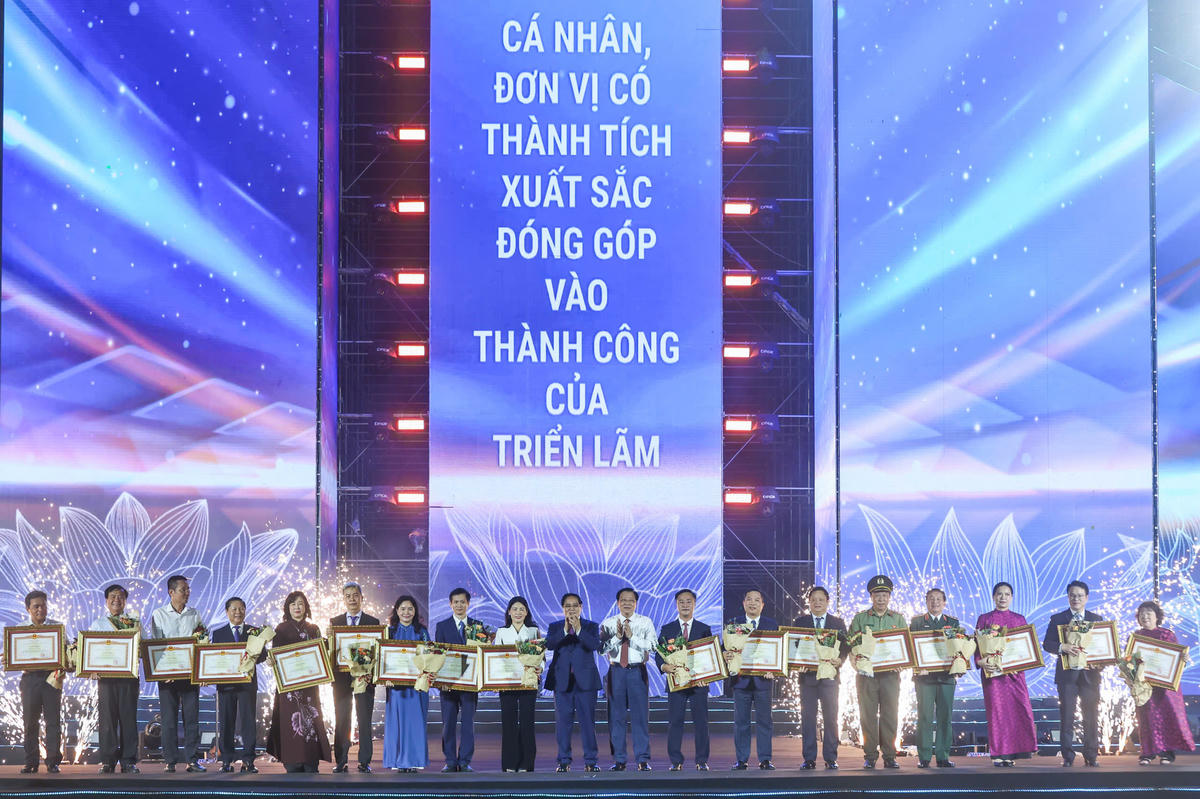 Thủ tướng Phạm Minh Chính trao Bằng khen cho 36 tập thể có thành tích xuất sắc. Ảnh: Quang Vinh.