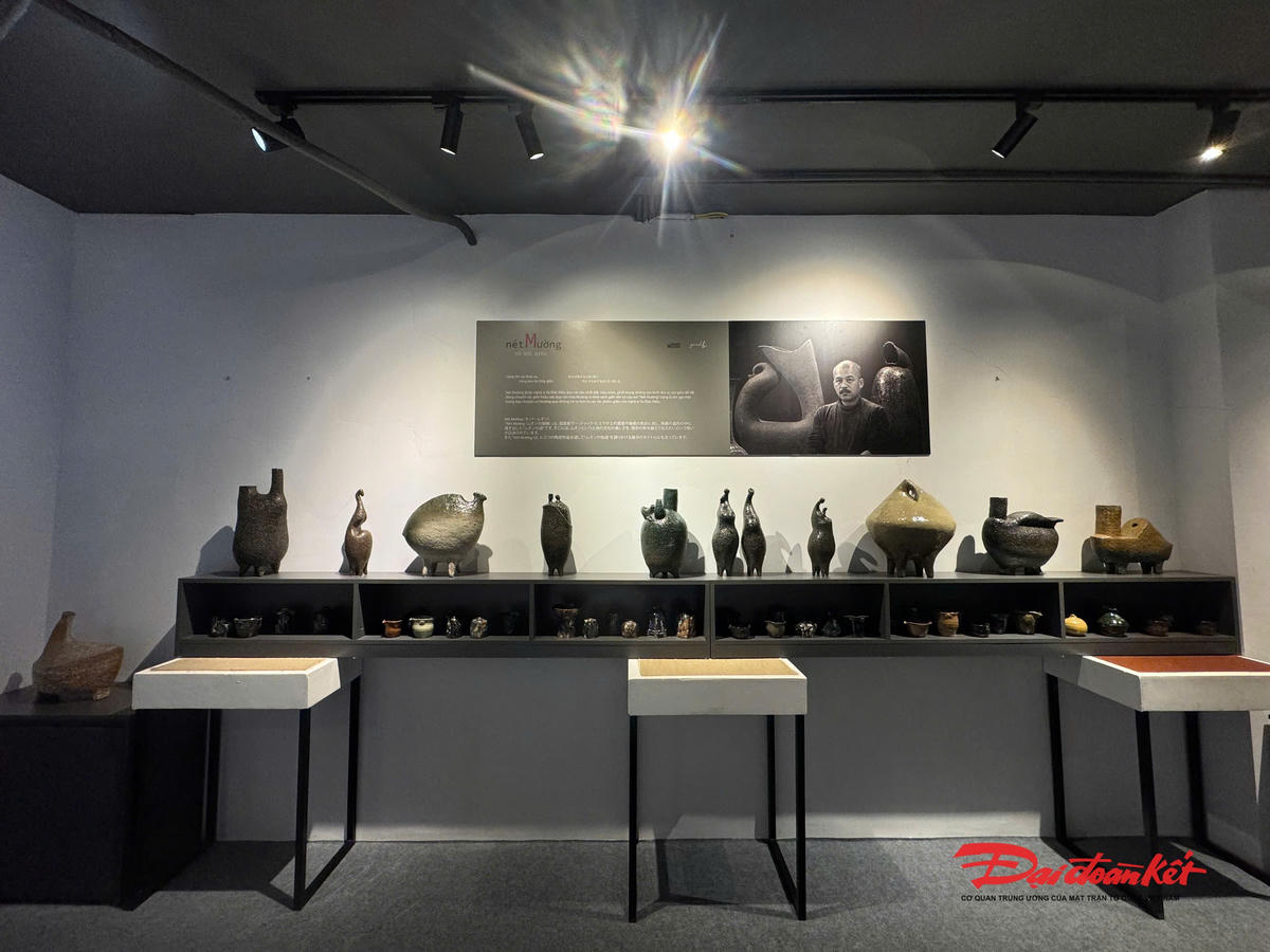 “Xương gốm, nhờ sử dụng đất tổ mối, đôi khi kết hợp đất Samot cho phép Vũ Đức Hiếu nung ở nhiệt cao những hình khối phức tạp của ngôn ngữ điêu khắc và tạo ra bề mặt gốm giàu cảm xúc tự nhiên.” Nhà phê bình Vũ Huy Thông chia sẻ. Ảnh: HM.