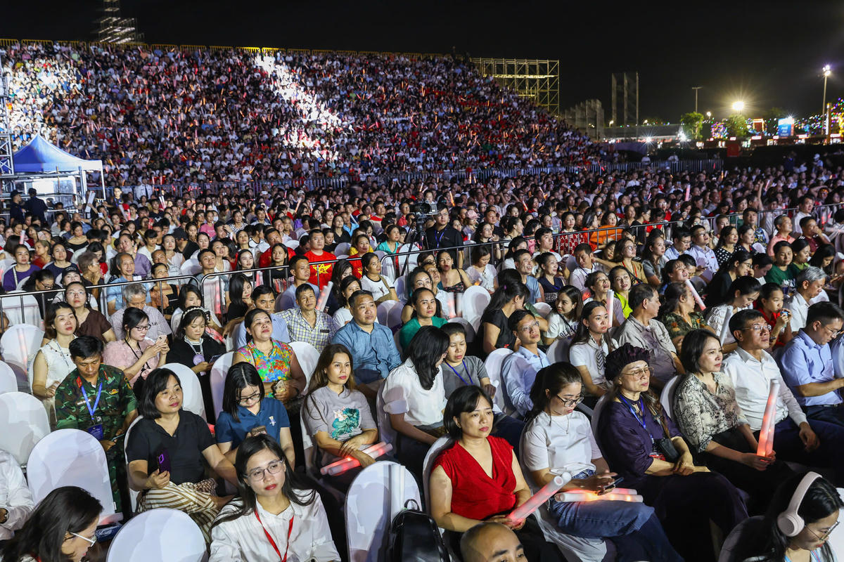 Đông đảo người dân tham gia lễ bế mạc. Ảnh: Quang Vinh.