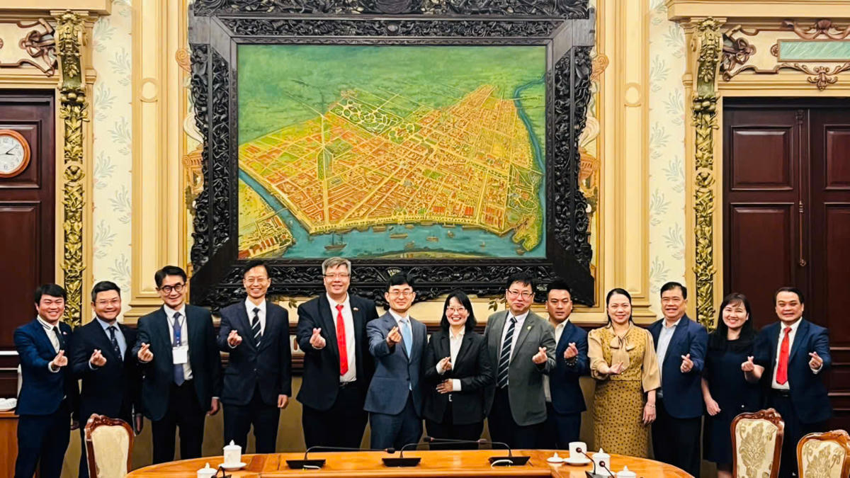 Các đại biểu thể hiện quyết tâm tăng cường hợp tác vì sự phát triển chung. Ảnh: Q.Phú.