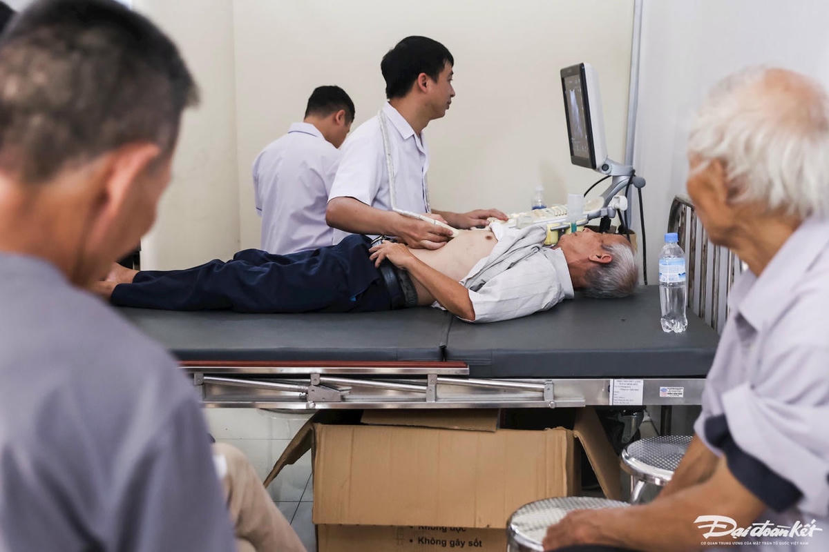 Các bác sĩ trong chương trình khám sức khỏe cho toàn dân tại xã Minh Châu đều là các bác sĩ có trình độ chuyên môn cao tình nguyện về khám miễn phí cho bà con. Ảnh: Quang Vinh.