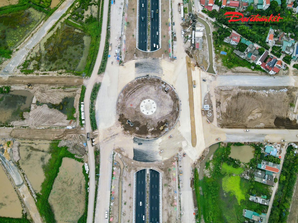 Nút giao Phú Thứ được thiết kế liên thông 3 tầng. Tầng 1 là hầm chui xuyên qua cao tốc Cầu Giẽ – Ninh Bình với quy mô 6 làn xe, tốc độ thiết kế 120 km/h, cho phép các phương tiện lưu thông liên tục mà không phải dừng chờ. Ảnh: Đình Minh