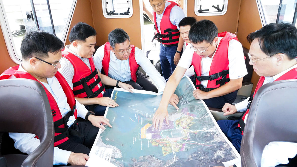 TS Lê Mạnh Hùng- Chủ tịch HĐTV Petrovietnam cùng lãnh đạo Petrovietnam khảo sát khu vực dự kiến xây dựng tổ hợp lọc hóa dầu tại Long Sơn.