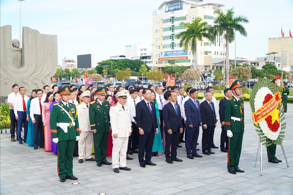 Đoàn đại biểu vào viếng các anh hùng liệt sĩ tại Đài tưởng niệm thành phố. Ảnh: Nguyễn Tú.