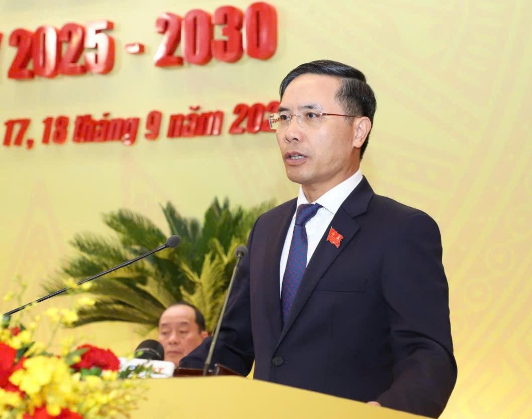 Ông Phạm Đức Ấn, Chủ tịch UBND TP Đà Nẵng trình bày dự thảo Chương trình hành động thực hiện Nghị quyết Đại hội đại biểu lần thứ I Đảng bộ thành phố. Ảnh: Nguyễn Tú.