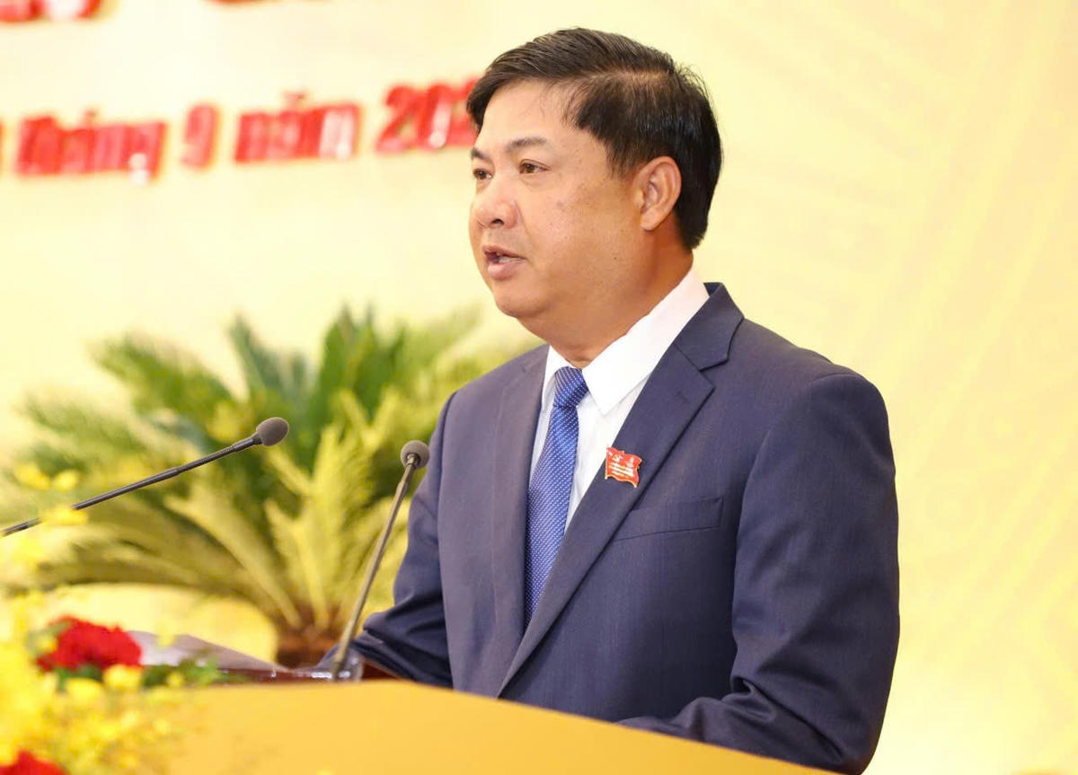 Ông Lương Nguyễn Minh Triết, Bí thư Thành ủy Đà Nẵng nhiệm kỳ 2020 - 2025 điều hành bầu Đoàn Chủ tịch, Đoàn Thư ký và Ban Thẩm tra tư cách đại biểu dự đại hội. Ảnh: Nguyễn Tú.