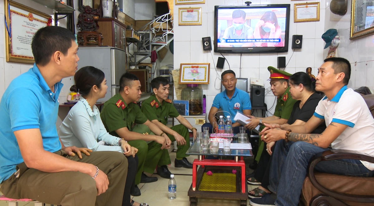 Sau khi chấp hành xong án phạt tù, trở về địa phương, anh Phạm Tất Nghĩa (áo xanh, ngồi giữa) đã tham gia Câu lạc bộ "Bạn giúp bạn" và được chính quyền địa phương, các ban, ngành, đoàn thể quan tâm, động viên, hỗ trợ phát triển kinh tế, ổn định cuộc sống. Ảnh: Công an tỉnh Quảng Ninh.