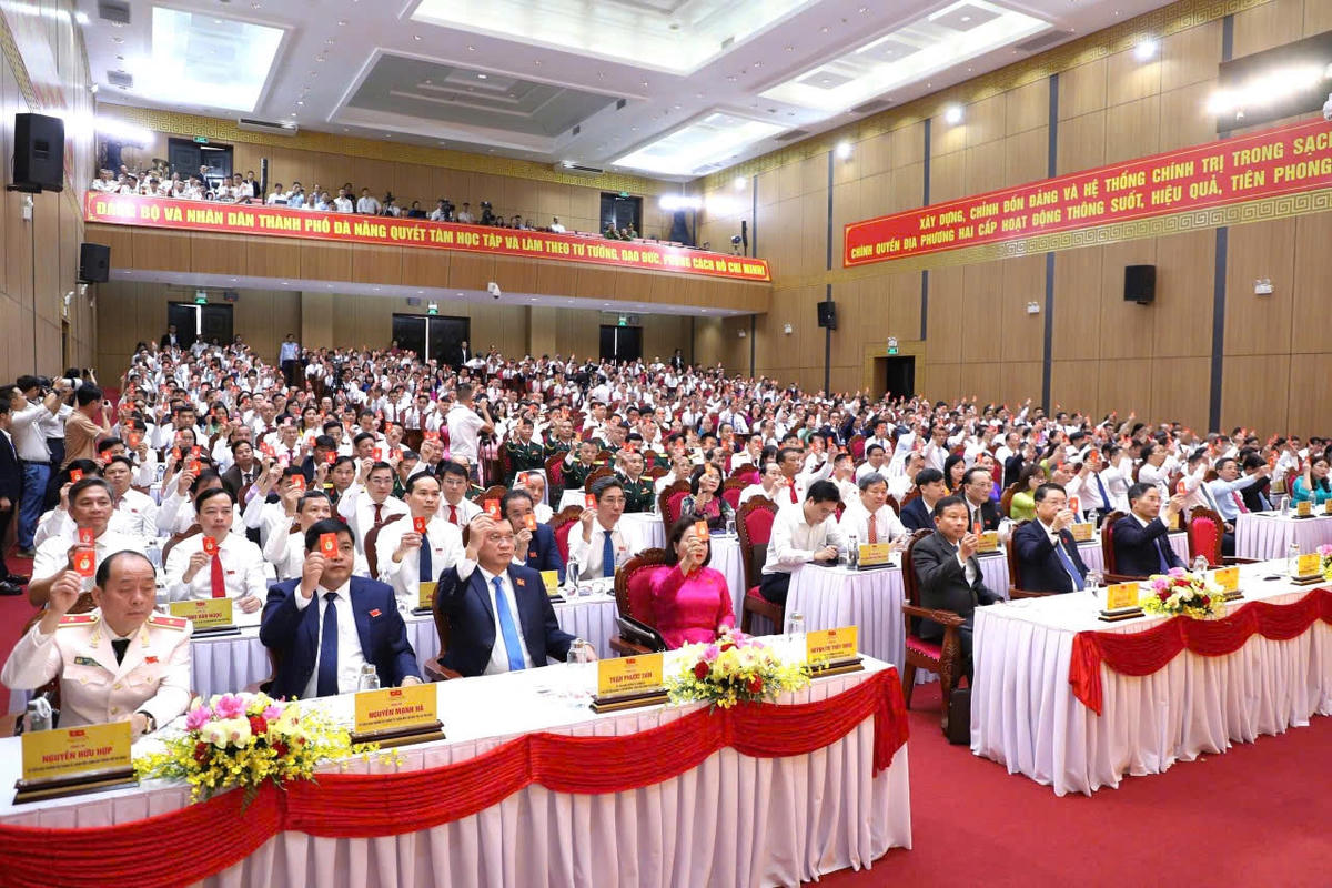 Các đại biểu biểu quyết thông qua chương trình đại hội. Ảnh: Nguyễn Tú