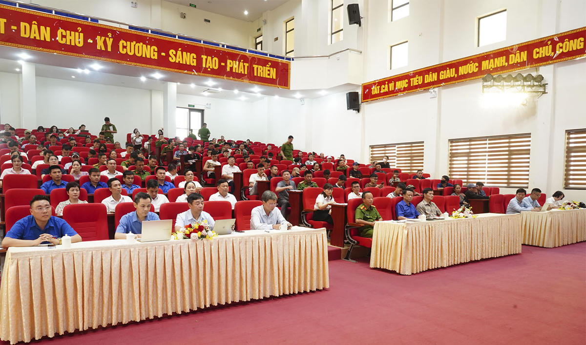 Hội nghị tư vấn việc làm, đào tạo nghề và tuyên truyền các chính sách hỗ trợ người lầm lỗi tái hòa nhập cộng đồng do TP Uông Bí (cũ) tổ chức, có sự tham gia của 150 người chấp hành xong án phạt tù trên địa bàn. Ảnh: Công an tỉnh Quảng Ninh.