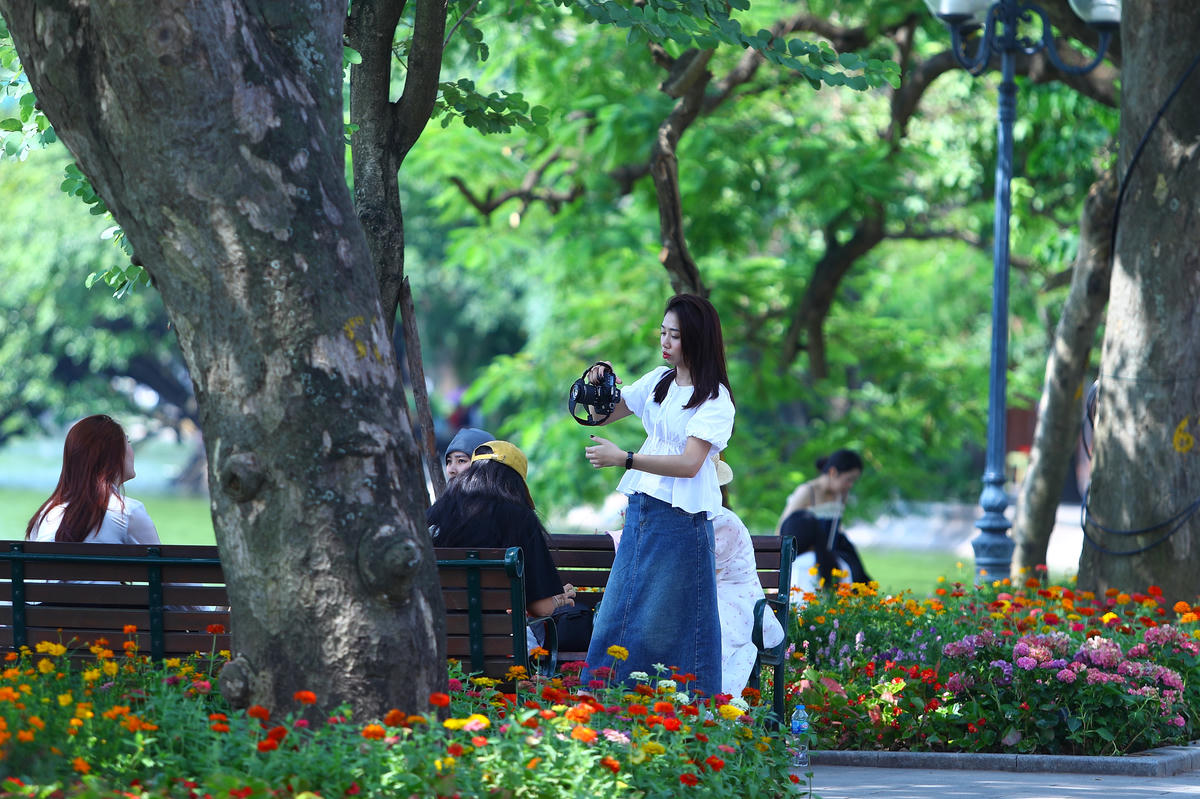 Không khí rộn ràng chụp ảnh của các bạn trẻ ở khu vực Hồ Hoàn Kiếm.