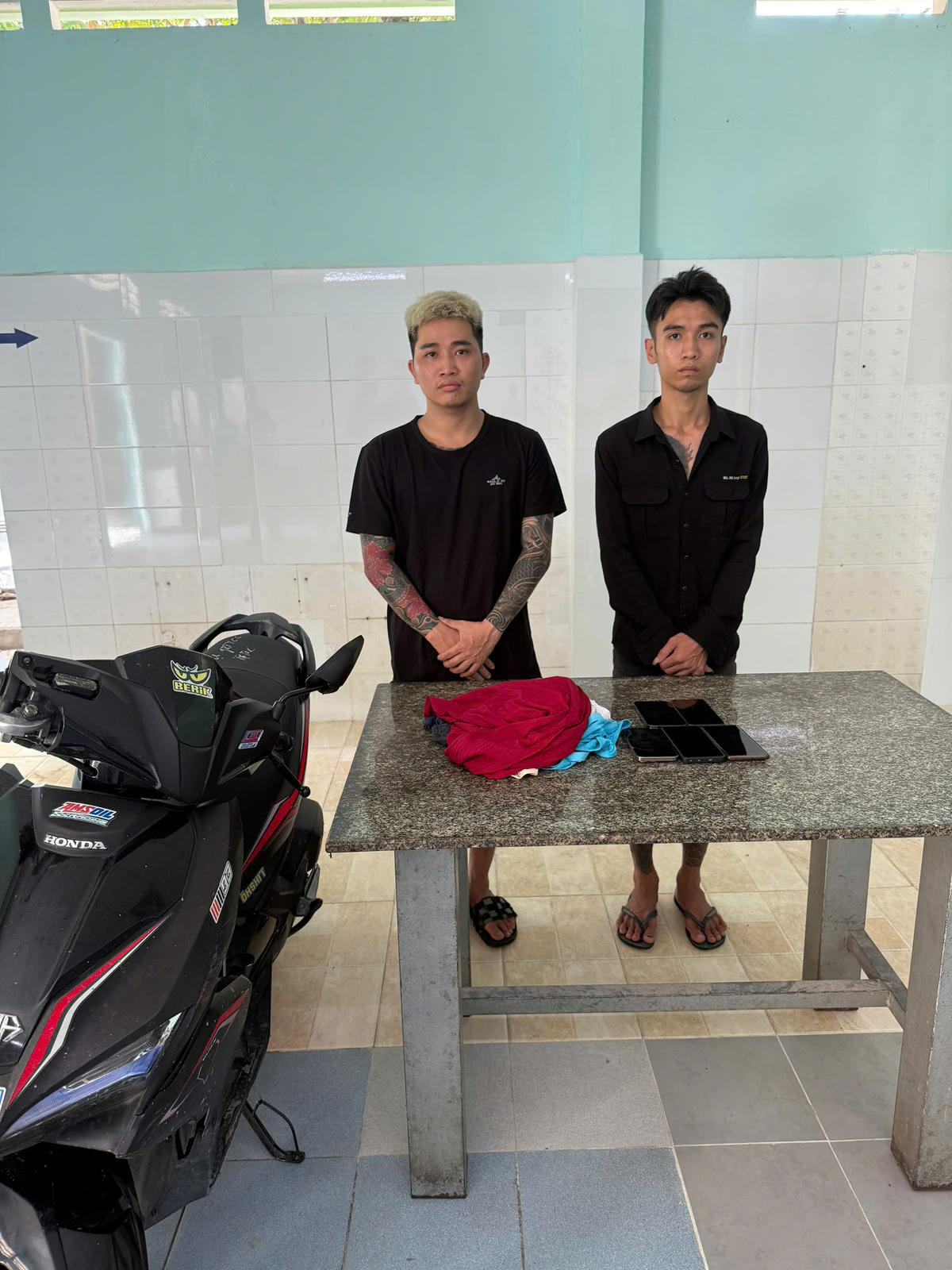 Từ trái qua: Lê Văn Nhâm, Lương Công Thuận. Ảnh: Công an cung cấp.