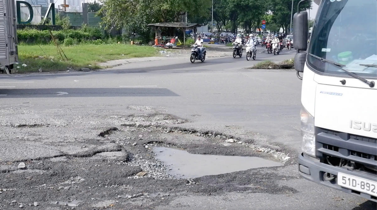 Phương tiện vất vả tránh các khu vực hư hỏng. Ảnh: Đ.X