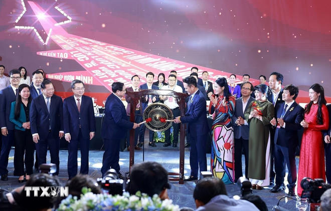  Thủ tướng Phạm Minh Chính tiến hành nghi thức đánh cồng khởi động một giai đoạn phát triển mới tại Diễn đàn Kinh tế tư nhân Việt Nam (VPSF) 2025. (Ảnh: Dương Giang/TTXVN) 