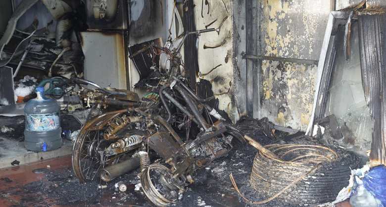 Hình ảnh xe máy cháy trơ khung trong căn nhà. Ảnh: CACC.