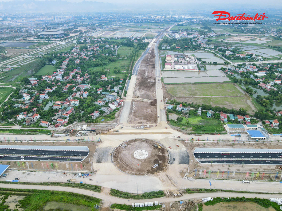 Ngày 9/9, trực tiếp kiểm tra tiến độ thi công tại nút giao này, Phó Chủ tịch UBND tỉnh Ninh Bình Nguyễn Cao Sơn đề nghị chủ đầu tư đôn đốc nhà thầu tập trung nhân lực, máy móc, tăng ca, tăng kíp phấn đấu hoàn thành toàn bộ các hạng mục công trình trước ngày 20/9. Ảnh: Đình Minh
