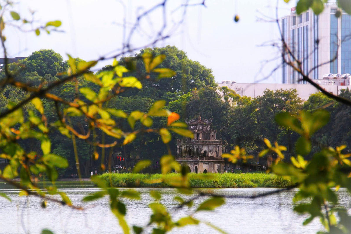 Sắc màu mùa thu bên Hồ Gươm. 	Ảnh: P. Sỹ