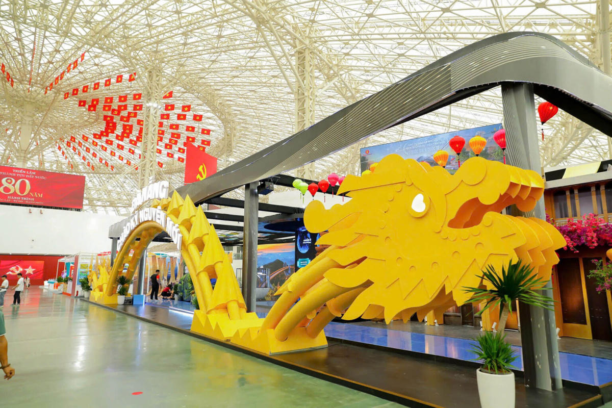 Mô hình cầu Rồng làm cổng chào. Ảnh: Nguyễn Dinh.