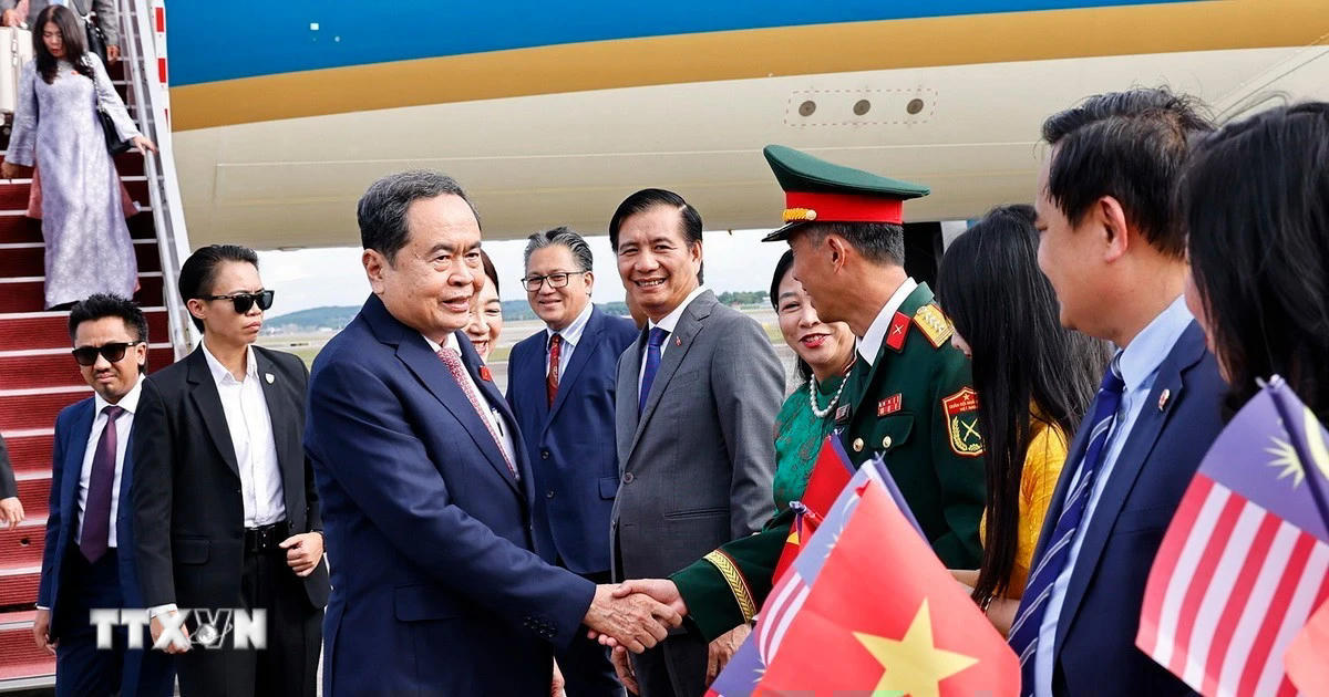 Lễ đón Chủ tịch Quốc hội Trần Thanh Mẫn và Phu nhân tại Sân bay quốc tế Bunga Raya Complex, thủ đô Kuala Lumpur. (Ảnh: Doãn Tấn/TTXVN)