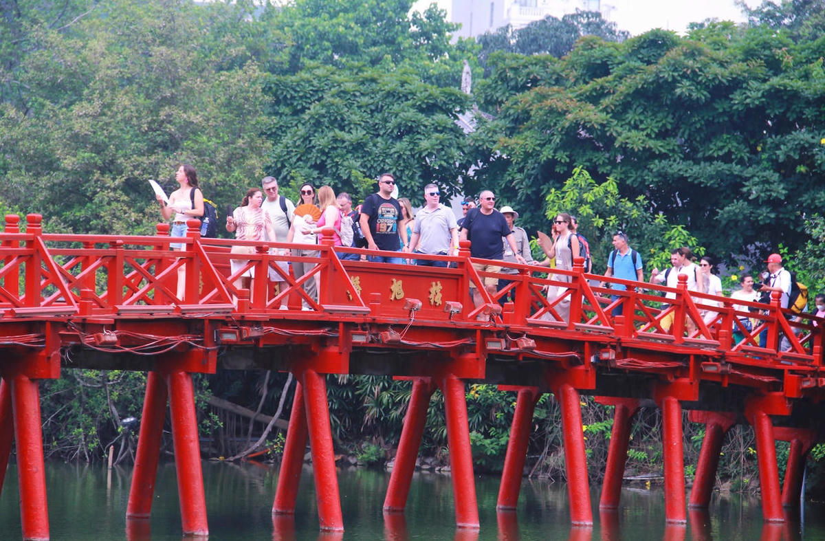 Mùa thu Hà Nội mang vẻ đẹp hấp dẫn đặc biệt đối với du khách. Ảnh: P. Sỹ
