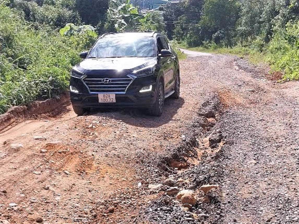 Tuyến đường ĐH83 xuất hiện ổ gà, ổ voi phương tiện lưu thông khó khăn. Ảnh: Nguyễn Tín.