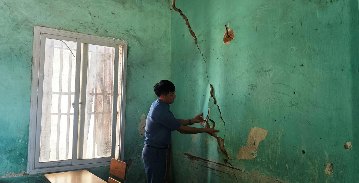 Phòng học của Trường T­iểu học Hải Hà bị hư hỏng nghiêm trọng.	Ảnh: Nguyễn Chung