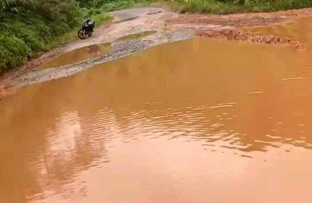 Mưa xuống nước đọng lại thành vũng nước ở tuyến đường ĐH83. Ảnh: Chí Đại.