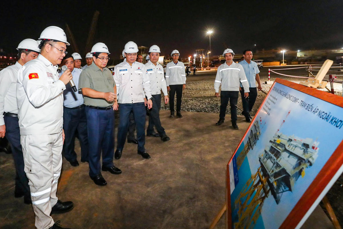 Thủ tướng Phạm Minh Chính kiểm tra hoạt động tại Trung tâm Hậu cần năng lượng kỹ thuật PTSC.