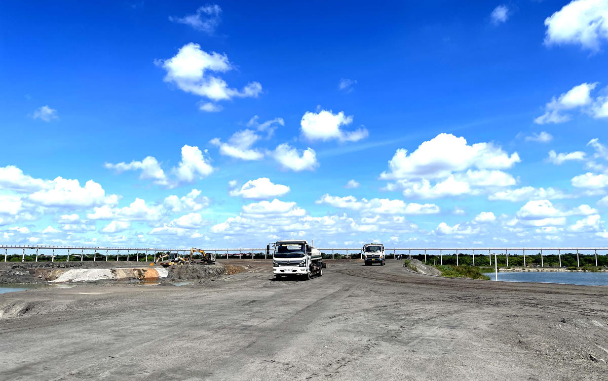 Diện tích bãi chứa xỉ, than của các nhà máy có diện tích từ 2,6 ha đến 4,8 ha. Ảnh: Trung Kiên.  