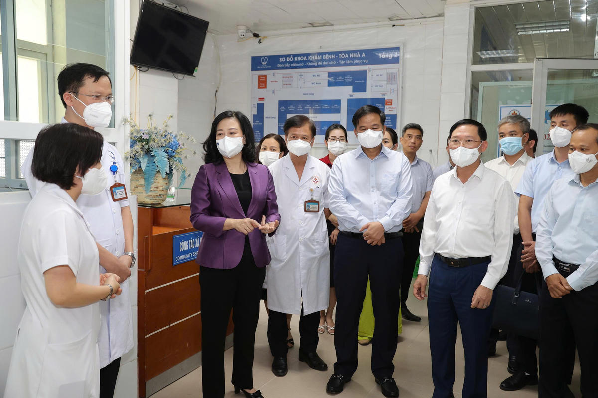 Đẩy mạnh chuyển đổi số, triển khai đồng bộ sổ sức khỏe điện tử, bệnh án điện tử, đơn thuốc điện tử, kết nối dữ liệu quốc gia.