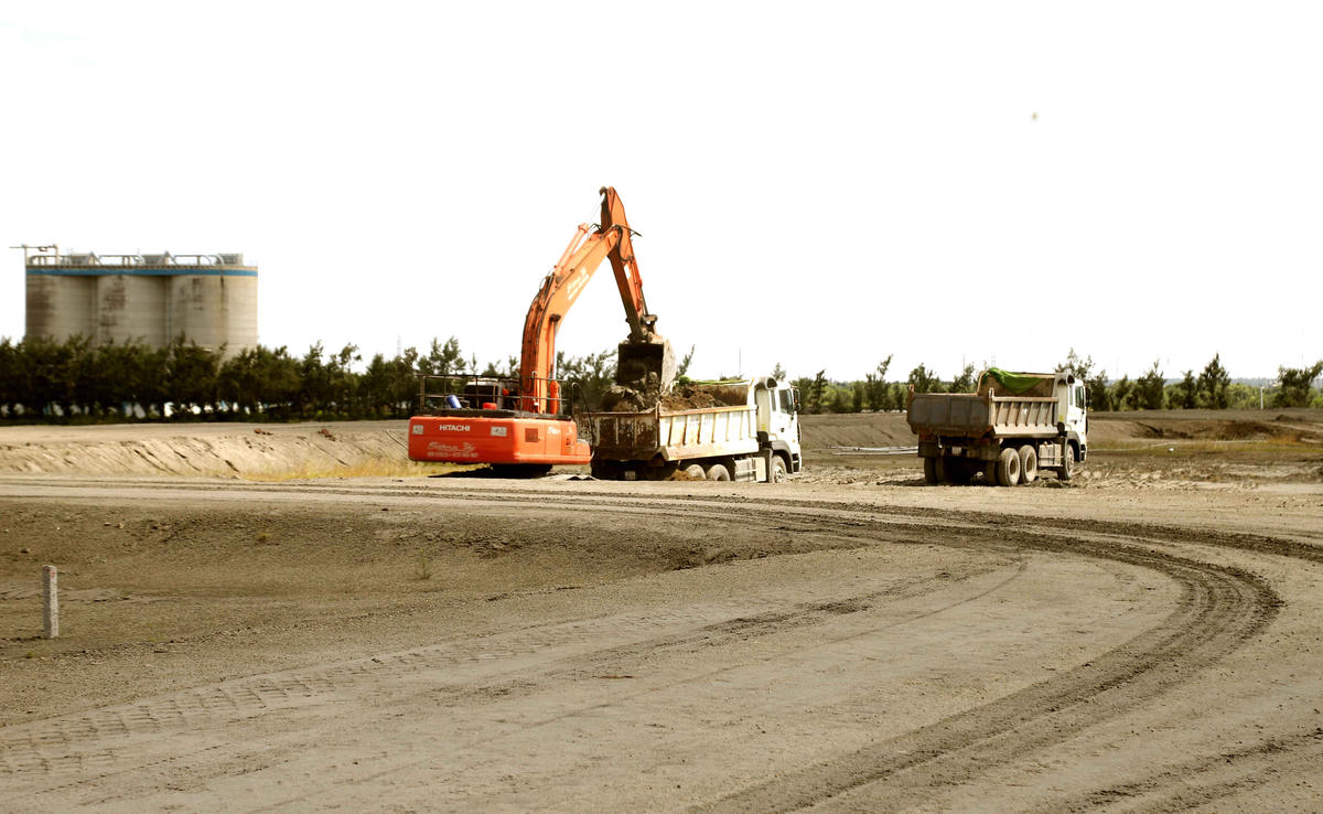 Bãi chứa xỉ than của các nhà máy đang được các đơn vị đến thu gom. Ảnh: Trung Kiên.  