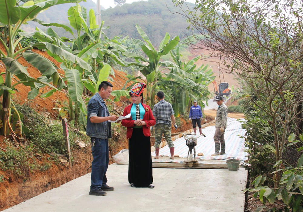 Thành viên Ban Giám sát đầu tư của cộng đồng giám sát thi công tuyến đường liên bản phường Chiềng Cơi (tỉnh Sơn La).	Nguồn: Minh Thu

