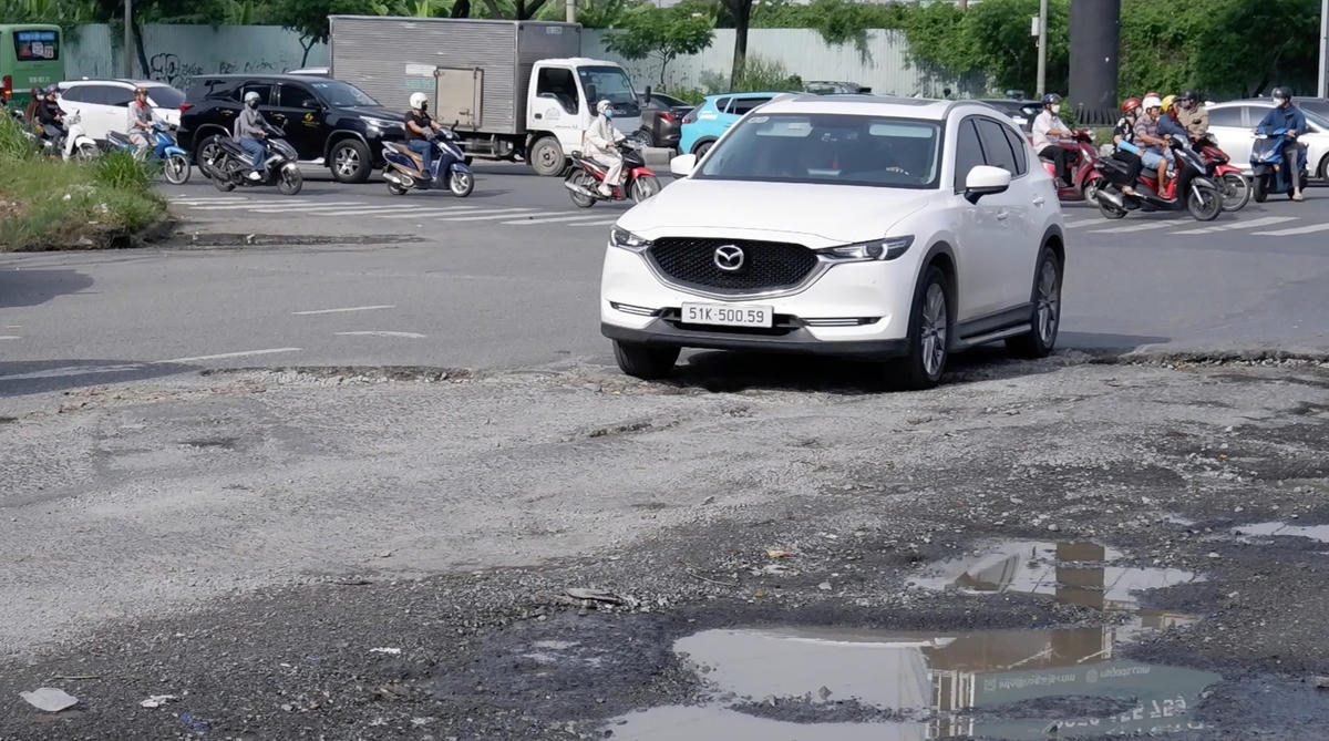 Các vết hư hỏng tiềm ẩn nhiều nguy cơ mất an toàn giao thông. Ảnh: Đ.X.