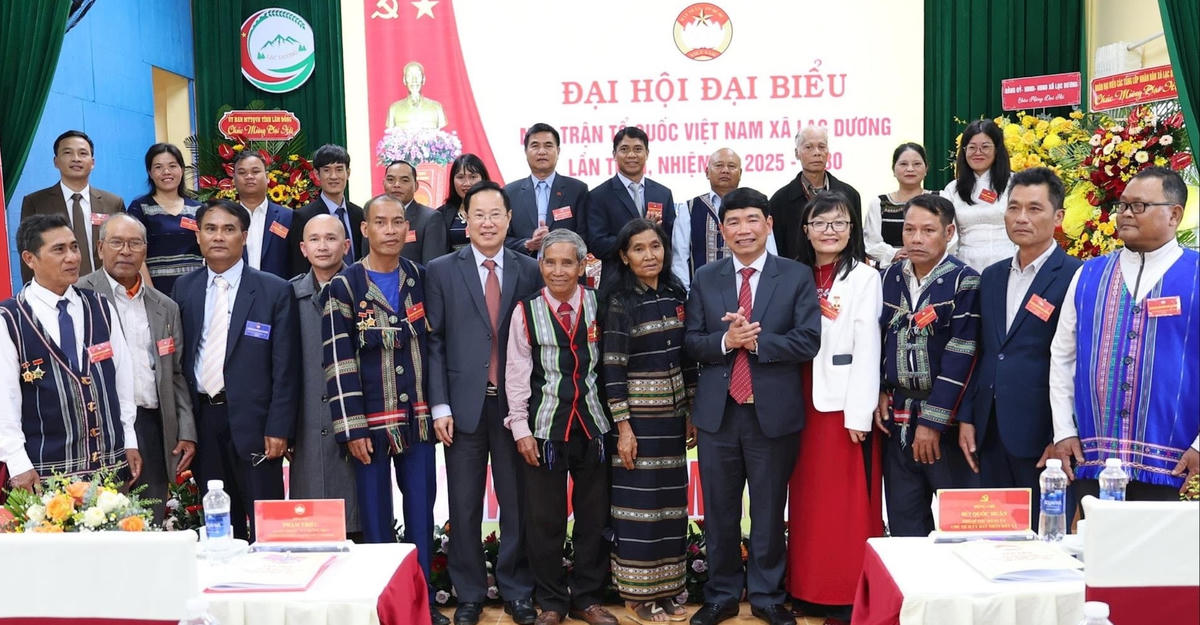 Lãnh đạo Mặt trận tỉnh Lâm Đồng và lãnh đạo xã Lạc Dương chúc mừng các Ủy viên Ủy ban Mặt trận Tổ quốc Việt Nam xã Lạc Dương lần thứ I, nhiệm kỳ 2025 – 2030 ra mắt đại hội. (Ảnh: T.H)